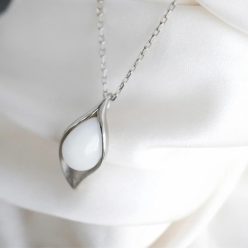   Tale of the leaf - Leaf-shaped 925 silver pendant with a drop of breast milk