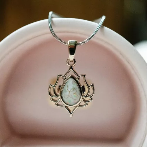 Dione Lotus anyatejes Medál