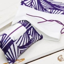   Lila alapon fehér Yaro Slings Magnetic Contra Indigo White (Wool Tussah) ékszerpárna és ékszerzsák szett