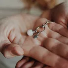 Charm Hyr - Arany anyatejes vagy babahajas gömb medál különleges medáltartóval