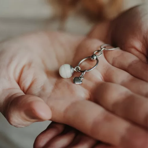 Charm Hyr - ezüst anyatejes vagy babahajas gömb medál különleges medáltartóval