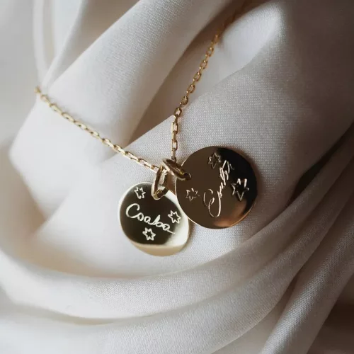 A Legszebb - Névvel gravírozott monogram lapka medál - acél érme medál lánccal