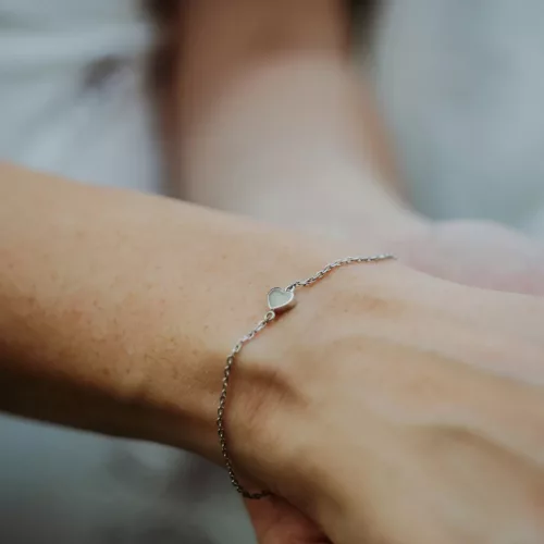 Tiny Heart - 5mm Szív - fehérarany köztes karkötő anyatejjel vagy babahajjal - gyorsan elkészül