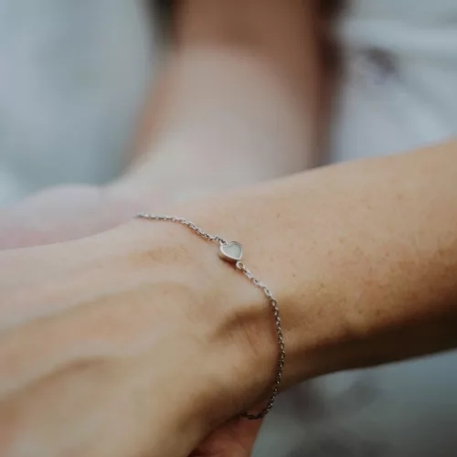 Tiny Heart - 5mm Szív - arany köztes karkötő anyatejjel vagy babahajjal